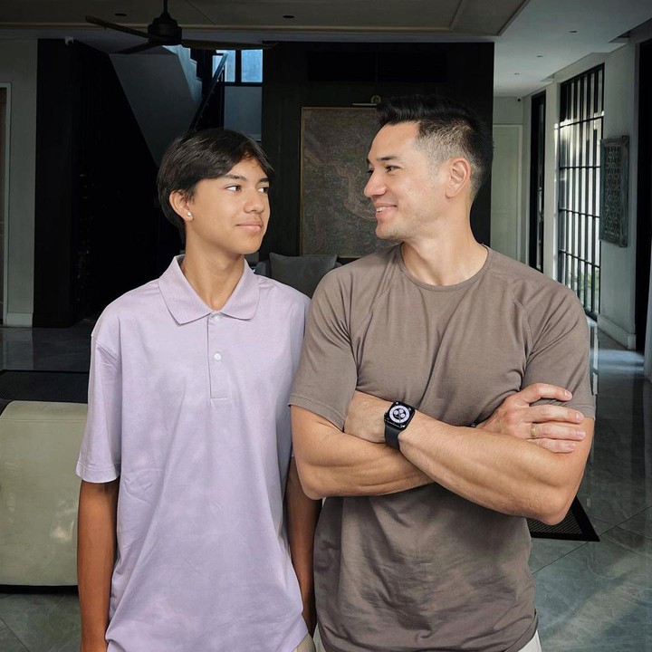 <p>Jason kini sudah menginjak 17 tahun dan berada di kelas 3 SMA. Tingginya bahkan sudah hampir sama dengan sang Ayah. (Foto: Instagram: @andrew.white._)</p>