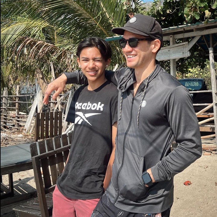 <p>"<em>Epic day out in</em> Sumbawa! Ngajak Jase <em>spearfishing</em> untuk pertama kalinya, lanjut <em>surfing</em> dikit, lanjut <em>sunset</em> di pantai sambil bakar-bakar ikan hasil <em>spearfishing</em>.<em> Yeepp. Not a bad day out with my little bro! Booyah!</em>" tulis Andrew pada laman Instagram-nya. (Foto: Instagram: @andrew.white._)</p>