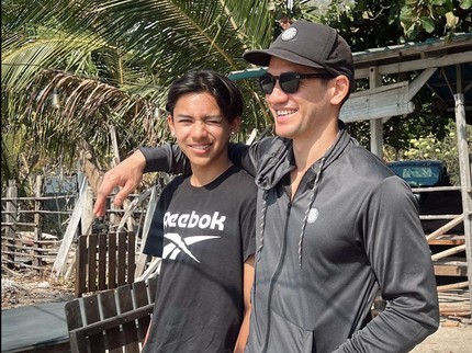 7 Potret Andrew White dan Jason Putranya yang Sudah Remaja, Sama Tampannya Bun!