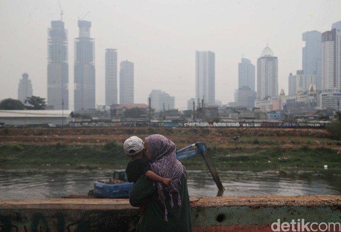Polusi udara di Jakarta belum juga teratasi. Berdasarkan situs IQAir, hari ini kualitas udara Jakarta berada di angka 177 atau masuk dalam kategori tidak sehat.