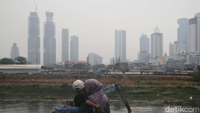 Polusi udara di Jakarta belum juga teratasi. Berdasarkan situs IQAir, hari ini kualitas udara Jakarta berada di angka 177 atau masuk dalam kategori tidak sehat. Momen yang Paling Tak Terlupakan di Indonesia Sepanjang 2023