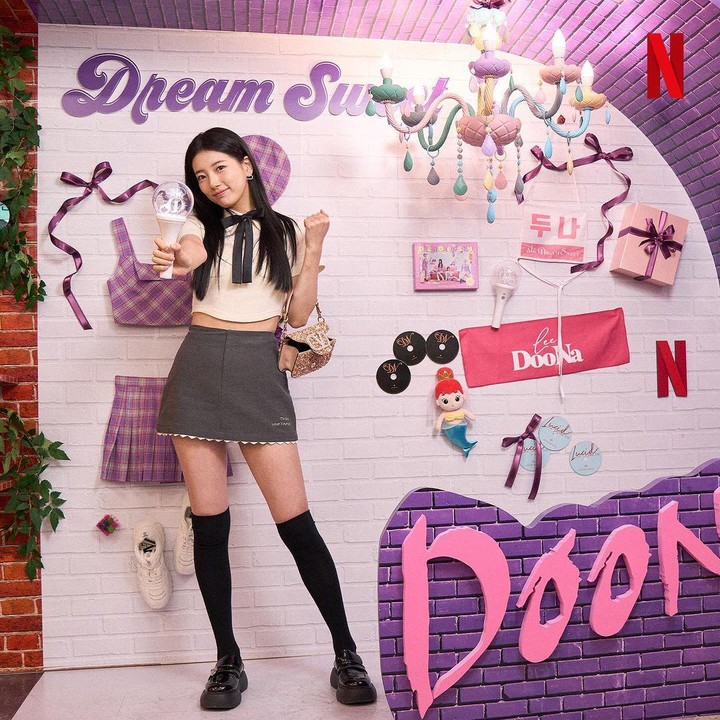 <p>Potret lucu Bae Suzy yang sedang memegang lightstick juga menjadi sorotan nih, Bunda. Perempuan 29 tahun ini masih tampak sangat menggemaskan, ya. (Foto: Instagram @netflixkr)</p>