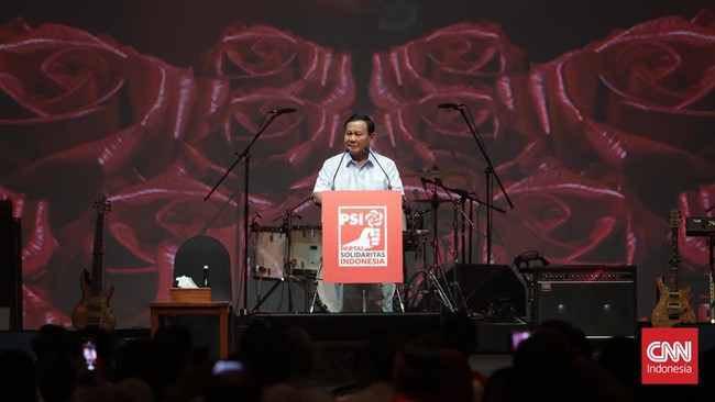 Ketum Gerindra Prabowo Subianto mengatakan sikap menghormati guru kini telah meluntur. Ia tak paham banyak orang yang dibesarkan Jokowi justru menghinanya.
