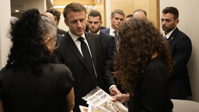 Presiden Prancis Emmanuel Macron tiba di Tel Aviv pada hari ini, Selasa (24/10), di tengah perang yang berkecamuk antara pasukan Israel dan milisi di Palestina.