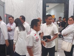 Malam-malam Relawan Jokowi Merapat ke Istana, Ada Apa?