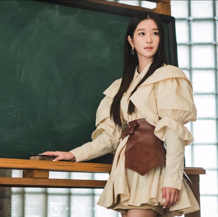 <p>Seo Yea Ji menduduki posisi ke-12 sebagai artis Korea tercantik di King Choice, Bunda. Potret ini adalah klip adegan untuk drama Korea-nya, <em>It's Okay to Not Be Okay</em>. <em>Outfit</em> glamornya sangat <em>fashionable</em> ya, Bunda? (Instagram: @tvndrama.official)</p>