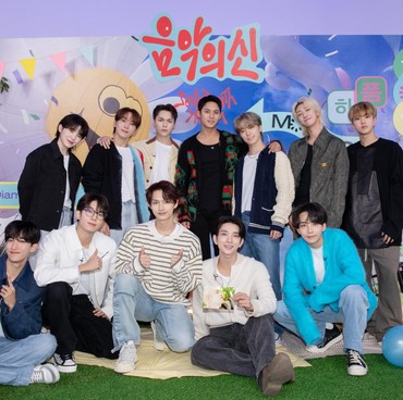 SEVENTEEN Rekam Mikrofon Bola Disko di Luar Angkasa Untuk MV 'God Of Music'