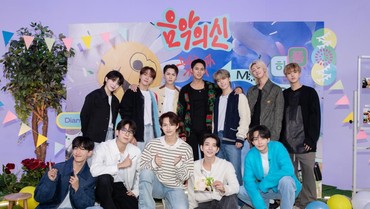 SEVENTEEN Rekam Mikrofon Bola Disko di Luar Angkasa Untuk MV 'God Of Music'