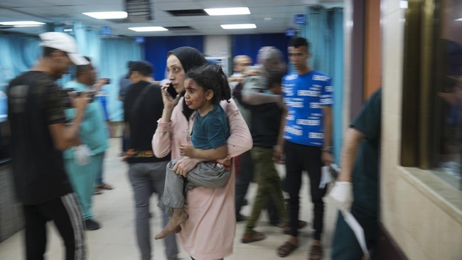 Rumah Sakit Indonesia di Gaza mati listrik akibat kehabisan bahan, petugas medis sampai harus menggunakan senter untuk mengobati pasien.