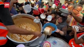 VIDEO: Warga Gaza Berebut Makanan di Tengah Perang Hamas-Israel