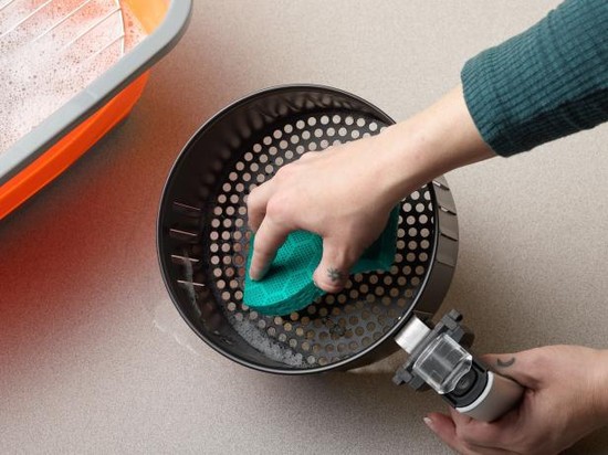 Air Fryer Bau Minyak dan Lengket? Ini Cara Membersihkan yang Benar