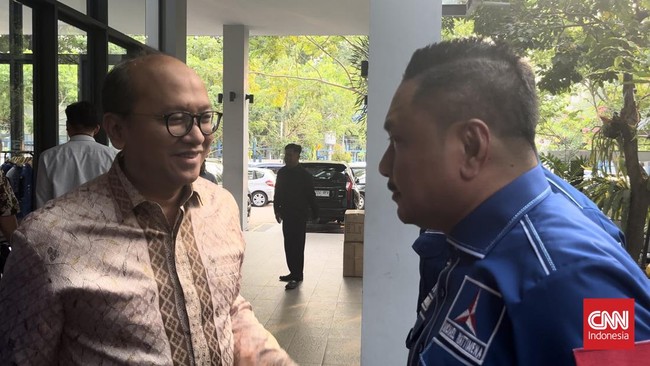 Wakil Menteri BUMN Rosan Roeslani mengunjungi DPP Partai Demokrat pada Selasa sore (24/10). Rosan merupakan kandidat ketua timses Prabowo-Gibran.