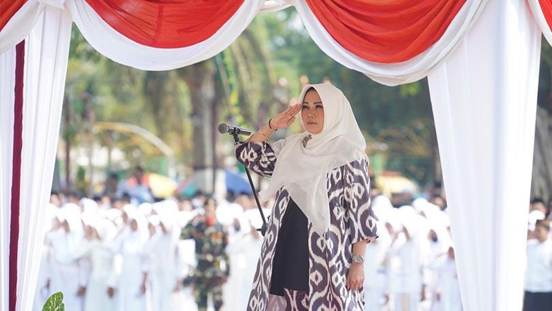 Bupati Klaten Sri Mulyani bertindak menjadi pembina upacara dalam acara peringatan Hari Santri Nasional (HSN) 2023 tingkat Kabupaten Klaten di Alun Alun Klaten.