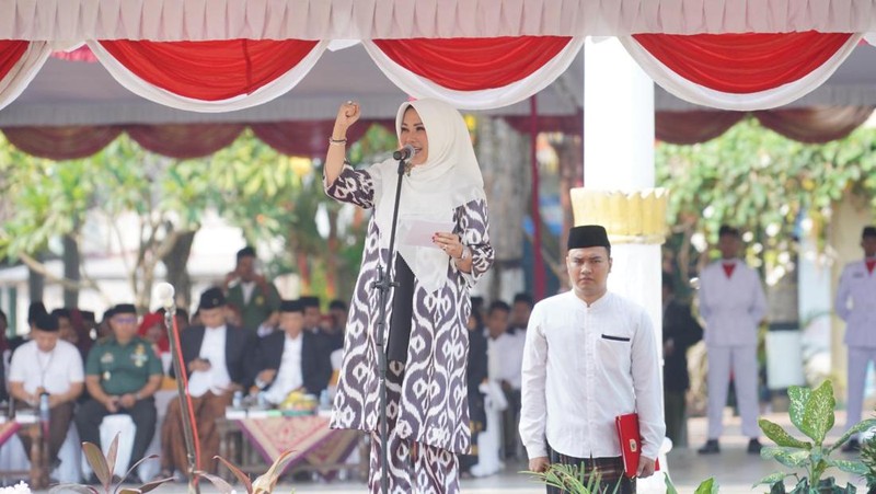 Pemerintah Kabupaten Klaten, Jawa Tengah melakukan upacara peringatan Hari Santri Nasional (HSN) 2023 di Alun Alun Klaten, Selasa (24/10)