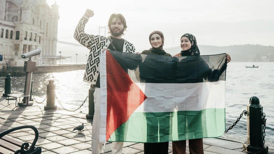 Aeril Zafrel Aeril Zafrel, bintang Malaysia yang jual mobil mewahnya untuk didonasikan bagi anak-anak di Palestina.