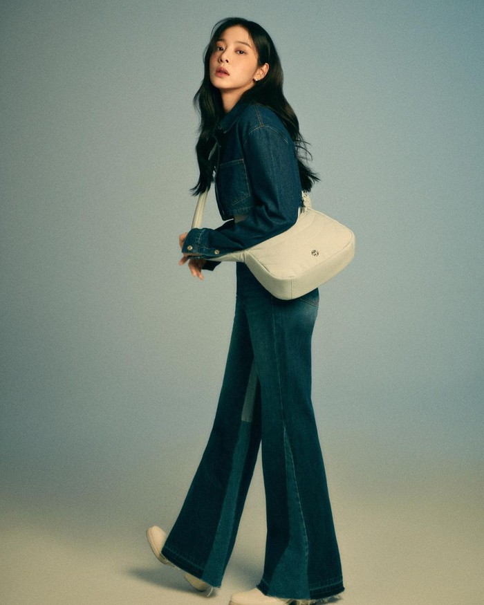 Aktris berbakat Seol In Nah terlihat mempesona dengan jaket crop dan celana kulot denim yang memancarkan aura vintage. Ia melengkapi tampilannya dengan tas netral berwarna putih yang membuatnya tampil elegan dan cantik. / Foto: instagram.com/_seorina