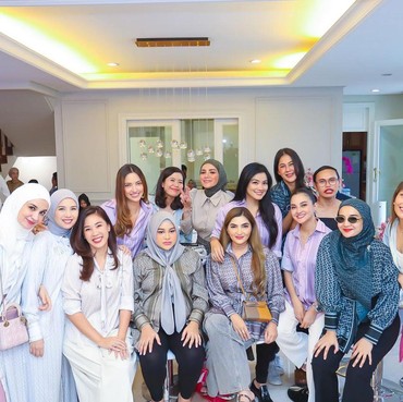 Nggak Kaleng-kaleng, 7 Potret Geng Cendol Arisan Undang Rossa bak Konser Privat