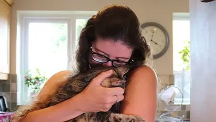Bella, kucing 14 tahun yang punya suara dengkuran paling keras