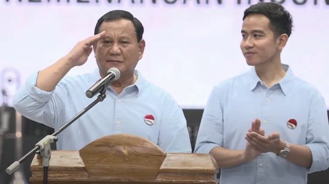 Pengamat politik menganggap ada pesan yang ingin disampaikan ketika Prabowo dan Gibran memakai kemeja berwarna biru muda saat mendaftar sebagai capres-cawapres.