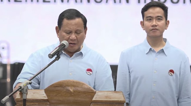 Calon presiden dari KIM Prabowo Subianto mengajak massa berdoa untuk rakyat di Gaza, Palestina, saat mendaftar sebagai peserta Pilpres ke KPU, Rabu (25/10).