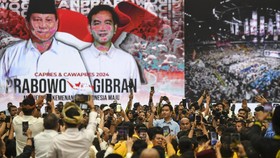 Prabowo dan Gibran Naik Rantis Maung Berhias Janur Kuning ke KPU