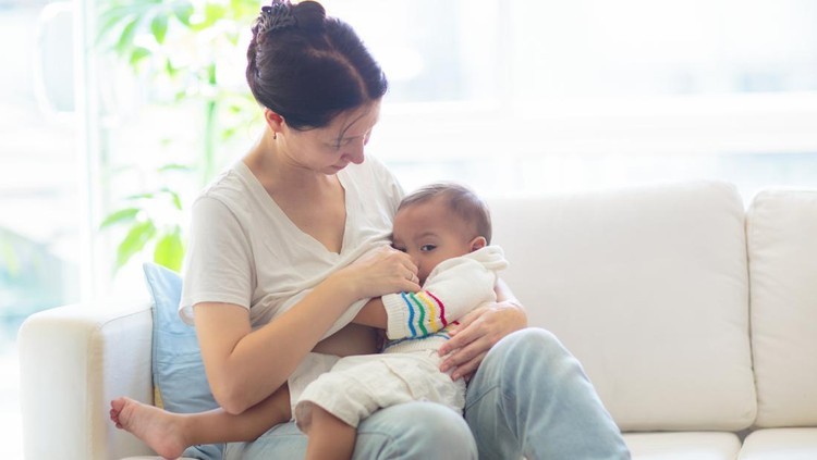 Manfaat extended breastfeeding bukan hanya tentang memberikan nutrisi yang diperlukan Si Kecil, tetapi juga menjaga tubuh ibu menyusui dari beragam penyakit.