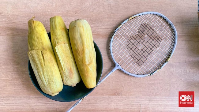 IM57+ Institute mengirimkan raket bulu tangkis dan tiga jagung ke kantor Ketua KPK Firli Bahuri di Gedung Merah Putih, Rabu (25/10) ini.