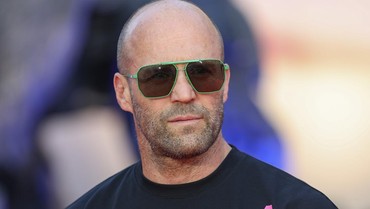 img-title Agama Jason Statham Aktor 'The Expendables' yang Pasang Bendera Palestina di Mobil