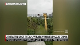 VIDEO: Jembatan Kaca Pecah, Wisatawan Meninggal Dunia