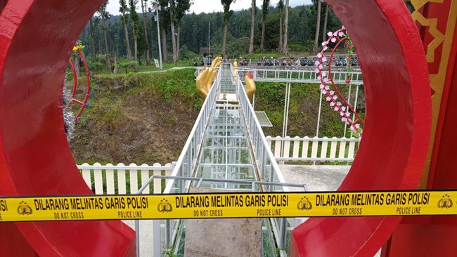 Jembatan kaca di Banyumas masih dipasangi police line. Penyelidikan masih terus berlangsung.