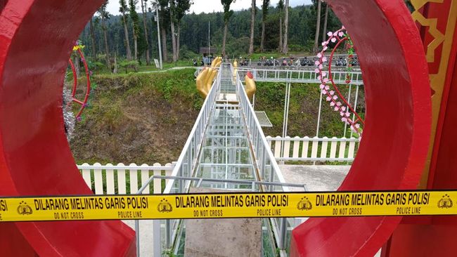 Jembatan Kaca Pecah di Banyumas Tewaskan Seorang Wisatawan