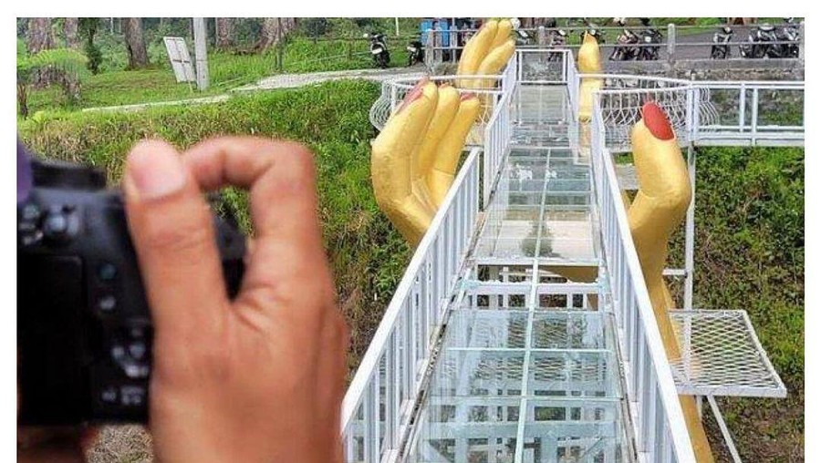 Jembatan Kaca Limpakuwus yang pecah hingga membuat satu orang meninggal dunia.