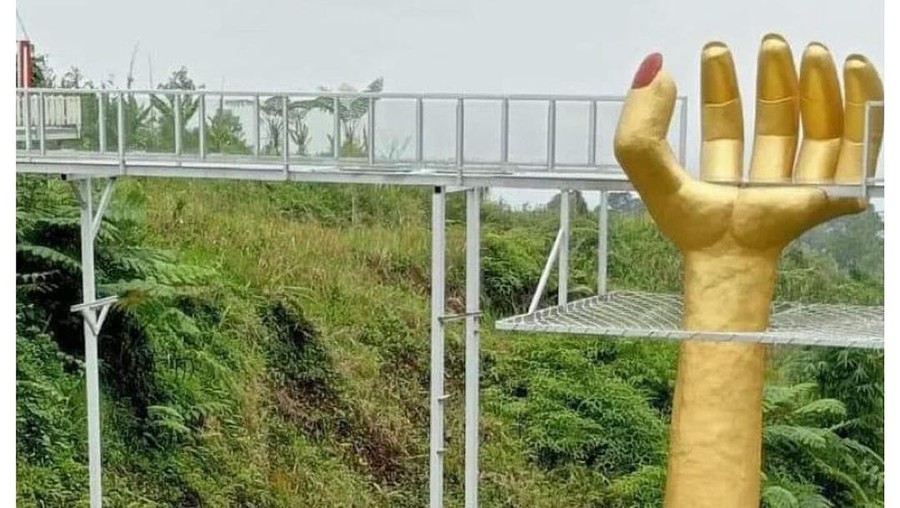 Jembatan Kaca Limpakuwus yang pecah hingga membuat satu orang meninggal dunia.