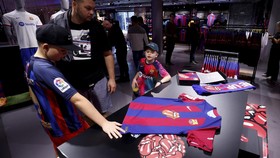 FOTO: Lidah Melet Rolling Stones di El Clasico Barcelona vs Madrid
