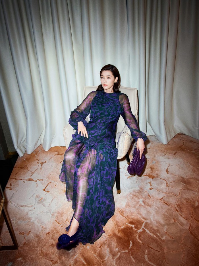 Bagaimana penampilan Jun Ji Hyun kali ini menurut kamu, Beauties?/ Foto: Dok. Burberry