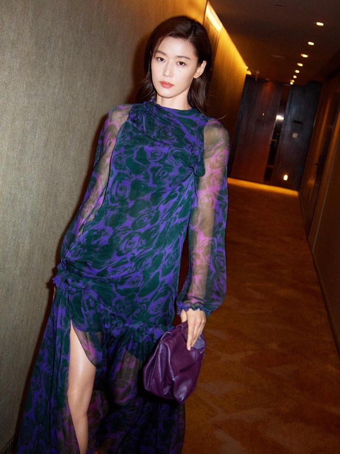 Perempuan cantik kelahiran tahun 1981 tersebut mengenakan rose print silk dress, shearling step rose sandals dengan rose clutch dari Burberry./ Foto: Dok. Burberry