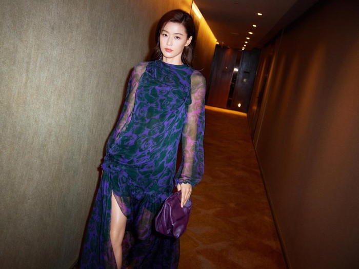 Jun Ji Hyun di Burberry Landmark Winter 2023 Pop-Up Hong Kong