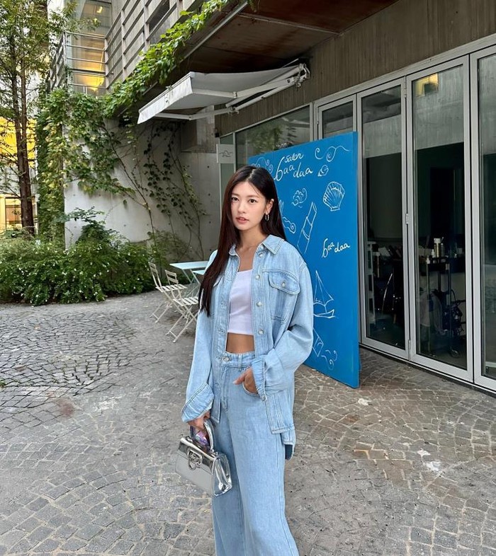Jung So Min memilih outer dan celana denim berwarna cerah untuk menonjolkan citra cantiknya. Outer denim dengan style membuka semua kancing membuatnya terlihat natural, dilengkapi dengan tas silver yang menonjol. / Foto: elle.co.kr