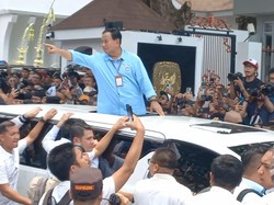 Usai Daftar ke KPU, Prabowo-Gibran Keluar Sunroof Mobil Sapa Pendukung