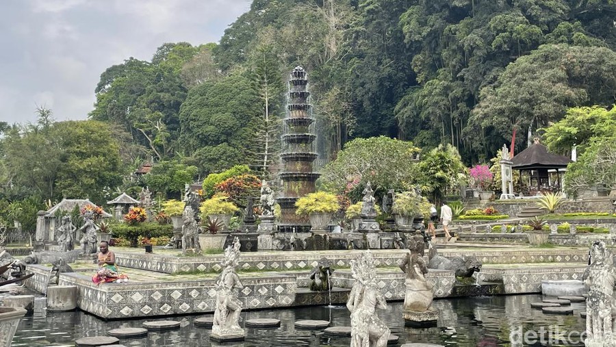 Tirta Gangga, wisata yang berada di Karangasem, Bali tak hanya menawarkan destinasi dengan pemandangan kolam air yang indah. Desain bangunannya dibuat dengan konsep heritage bak zaman dulu.