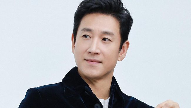 Video wawancara terakhir Lee Sun-kyun dirilis dan membahas soal kecintaannya pada dunia akting dan rencananya di masa depan.