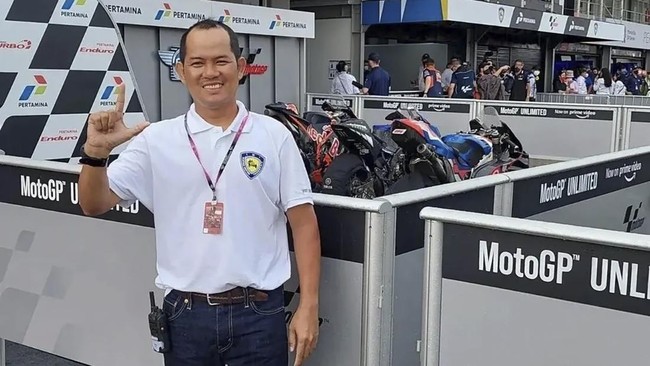 Legenda balap motor Indonesia Ahmad Jayadi cerita soal balapan lawan Valentino Rossi pada GP125 di Sirkuit Sentul.