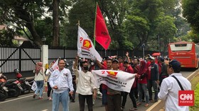 Bendera PDIP Berkibar di Tengah Massa Pengawal Prabowo-Gibran ke KPU