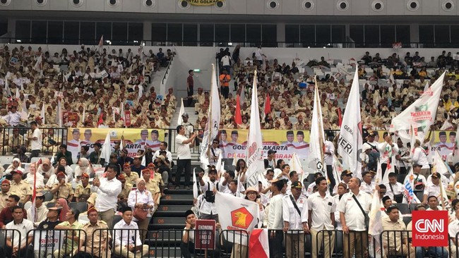 Para relawan dan simpatisan turut hadir dalam deklarasi menjelang pendaftaran bakal capres dan cawapres Prabowo Subianto-Gibran Rakabuming Raka ke KPU.