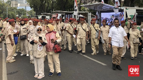 Prabowo-Gibran Akan Daftar, Pendukung Ramai, Lalin Sekitar KPU Macet