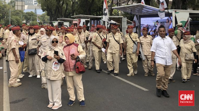 Lalu lintas jalanan sekitar Kantor KPU macet menjelang kedatangan Prabowo Subianto-Gibran Rakabuming Raka yang hendak mendaftarkan diri untuk Pilpres 2024.