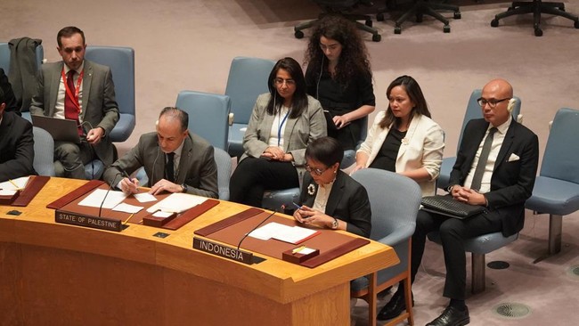 Menlu Retno mendesak DK PBB turun tangan menghentikan eskalasi perang di Gaza yang terus menelan ribuan korban jiwa.