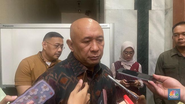 Baju Bekas Impor Masih Merajalela di Pasar Senen, Teten Buka Suara