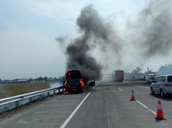Elf Angkut 7 Penumpang Ludes Terbakar di Tol Jombang-Mojokerto