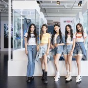 6 Style Keren Selebriti Korea dengan Outfit Denim, dari Vintage hingga Kekinian!